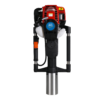 Máquina clavadora de estacas Farmer 80, utilizada para insertar estacas en el suelo de manera rápida y eficiente. La herramienta tiene un diseño robusto con un cuerpo negro, un mango rojo en la parte superior y un mecanismo de control en un lado, incluyendo un botón de encendido/apagado de color naranja.