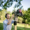 Pfahlramme IBF-107 beim Einschlagen eines quadratischen 80-mm-Holzpfahls