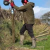 Austausch eines Holzpfahls in einem Weidezaun mit der Pfahlramme IBF-107