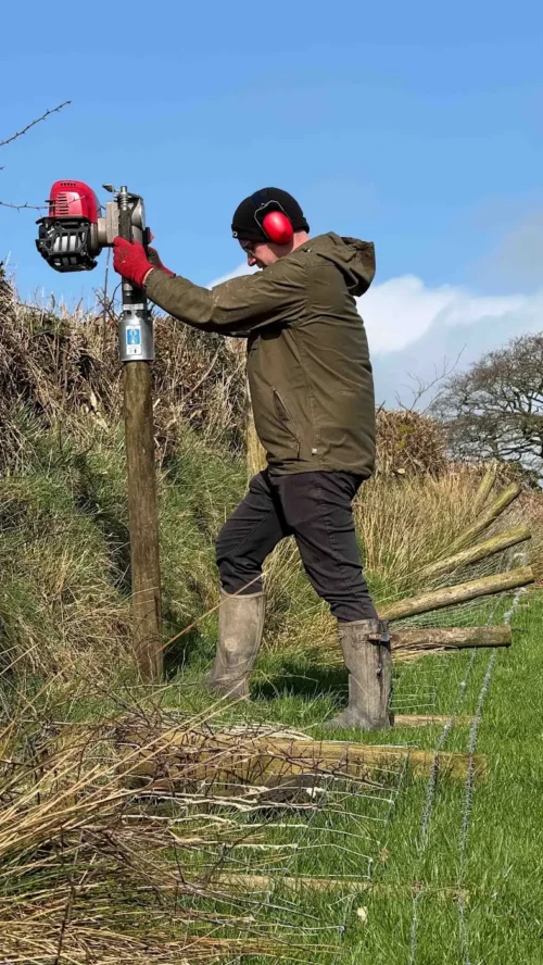 Austausch eines Holzpfahls in einem Weidezaun mit der Pfahlramme IBF-107
